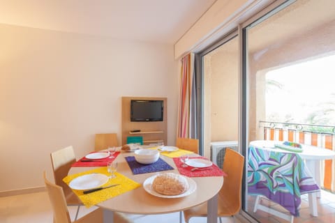 Communal lounge/ TV room, TV and multimedia, Balcony/Terrace, Living room, Food and drinks, Seating area, Dining area, Evening entertainment, Food, towels