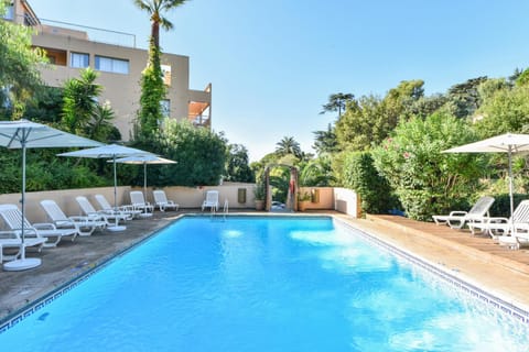 Property building, Patio, Spring, Day, Summer, Garden, On site, Garden view, Pool view, Swimming pool, Swimming pool, sunbed