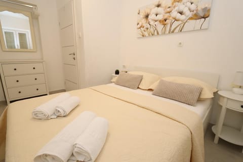 Bed, Bedroom, towels, wardrobe