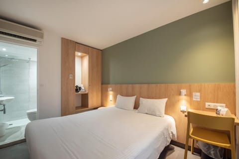 Photo of the whole room, Bedroom, air conditioner