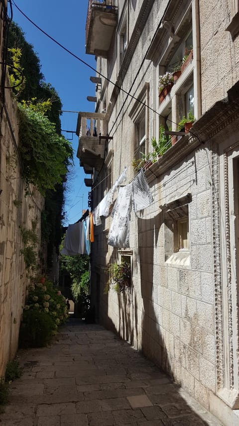 Property building, Neighbourhood