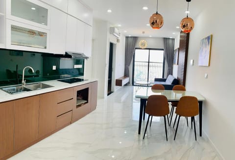 Garden, TV and multimedia, Living room, Food and drinks, Photo of the whole room, Decorative detail, Seating area, Dining area, Lake view