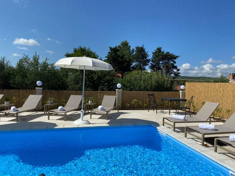 Day, Swimming pool, sunbed