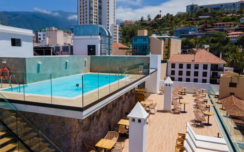 Property building, Day, Balcony/Terrace, Swimming pool