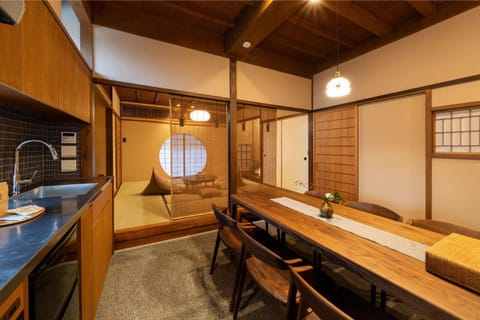 Kitchen or kitchenette, Dining area