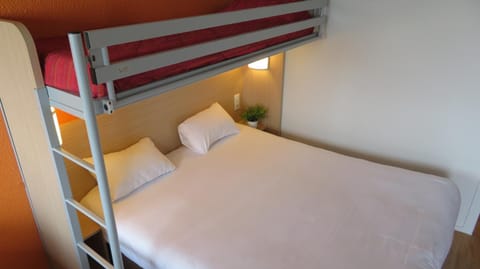 Bedroom, bunk bed