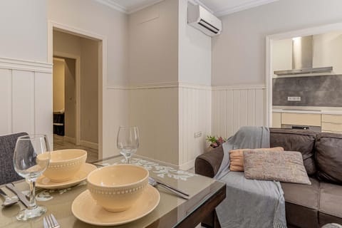 Kitchen or kitchenette, Living room, Seating area, Dining area, air conditioner