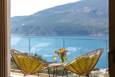View (from property/room), Balcony/Terrace, Seating area, Sea view