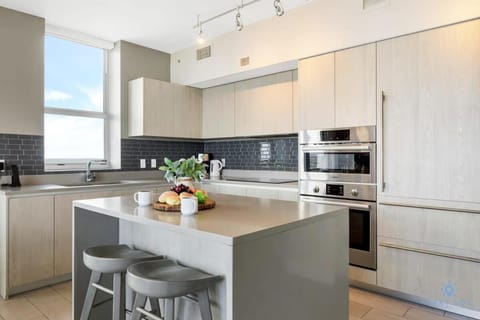 Luxury 3 Br- Front Intercostal View - Amazing Pools Apartment in Hollywood Beach