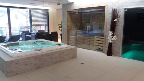 Hot Tub, Sauna, Solarium, Steam room