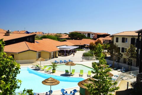 Swimming pool, sunbed