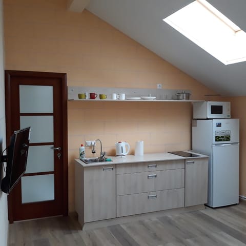 Kitchen or kitchenette, Communal kitchen