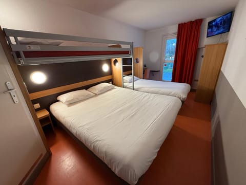 Bed, TV and multimedia, Photo of the whole room, Bedroom, bunk bed