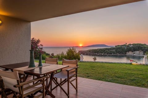 Natural landscape, View (from property/room), Balcony/Terrace, Seating area, Sea view, Sunset
