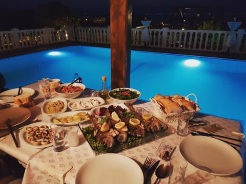 Food and drinks, Pool view