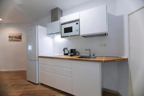 Kitchen or kitchenette, microwave, stove