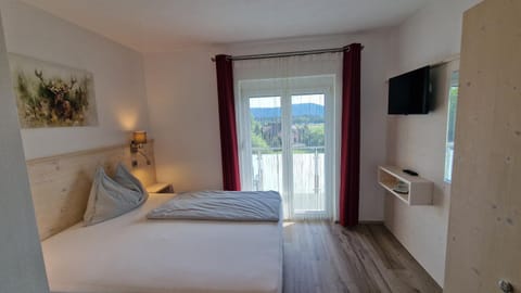 Bed, TV and multimedia, Photo of the whole room