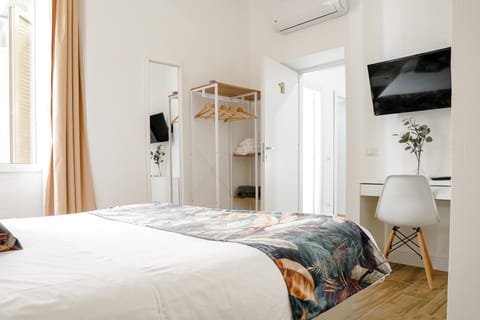 Bed, TV and multimedia, Photo of the whole room, Bedroom, wardrobe, air conditioner