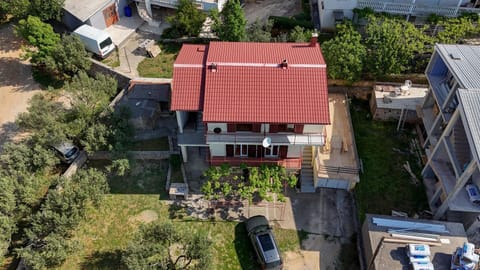 Facade/entrance, Bird's eye view