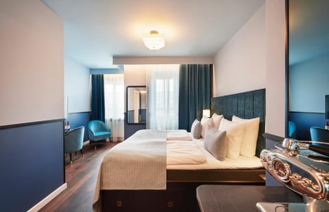 Bed, Photo of the whole room, Seating area, Bedroom