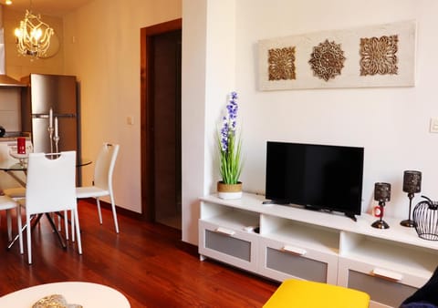 Communal lounge/ TV room, TV and multimedia, Living room, Seating area, Dining area