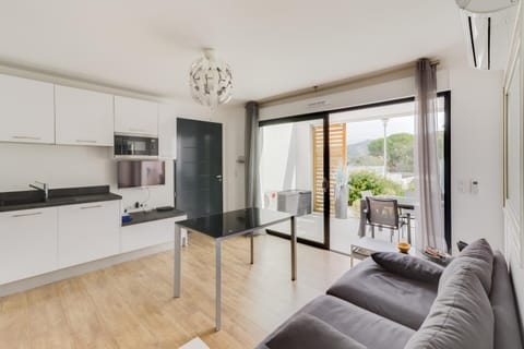 Kitchen or kitchenette, Living room, Dining area