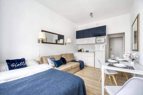 Bed, Kitchen or kitchenette, Photo of the whole room, Seating area, Bedroom