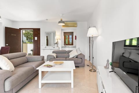 TV and multimedia, Living room, Seating area, kitchen