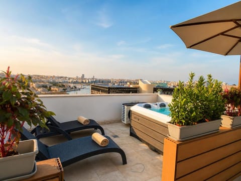 Property building, Balcony/Terrace, Entertainment, Sunset
