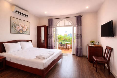 Bed, TV and multimedia, Bedroom, furniture, furniture, air conditioner