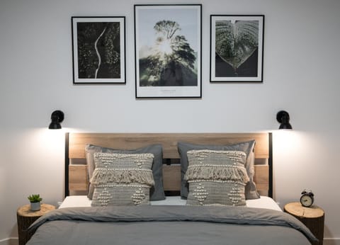 Bed, Photo of the whole room, Decorative detail, Bedroom