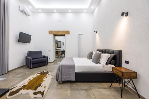 Bed, TV and multimedia, Bedroom