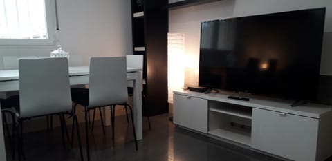 Communal lounge/ TV room, TV and multimedia, Dining area