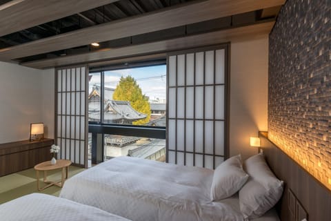 Neighbourhood, Photo of the whole room