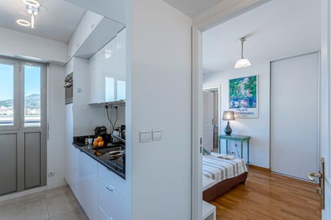 Kitchen or kitchenette, Bedroom