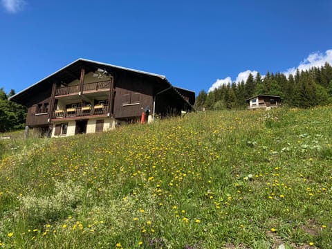 Property building, Facade/entrance, Neighbourhood, Garden, Garden view, Mountain view