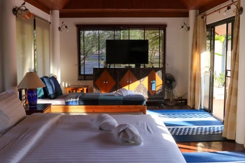 Bed, TV and multimedia, Photo of the whole room, Bedroom, towels