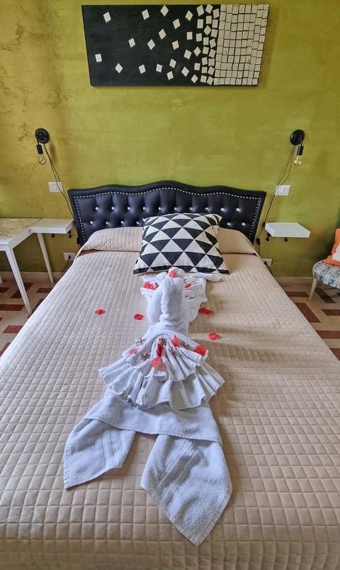 Bed, Photo of the whole room, Bedroom, towels