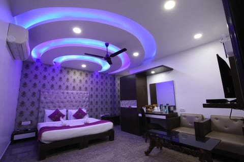 Bathroom, TV and multimedia, Coffee/tea facilities, Seating area, Breakfast, Non alcoholic drinks, internet, locker, room service