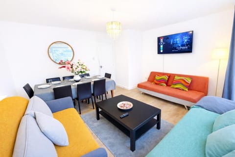 Communal lounge/ TV room, TV and multimedia, Living room, Seating area, Dining area, Evening entertainment