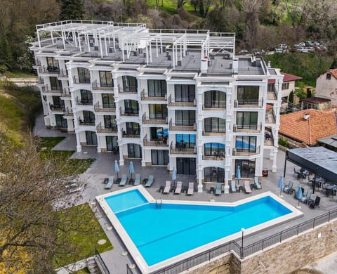 Property building, Bird's eye view, Balcony/Terrace, Swimming pool, Location, sunbed