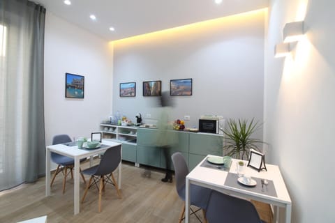 Restaurant/places to eat, Coffee/tea facilities, Dining area