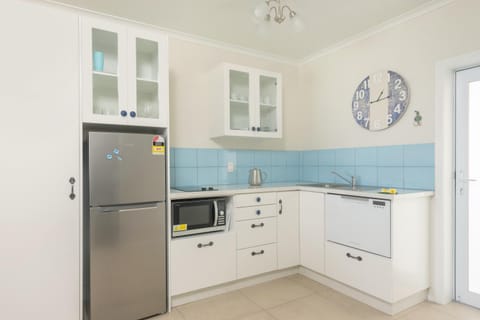 Kitchen or kitchenette, dishwasher, stove