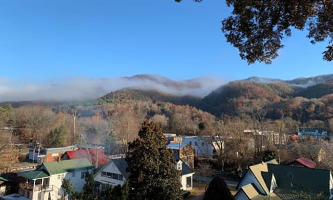 Spring, Off site, Day, Night, Neighbourhood, Winter, Summer, Fishing, Other, Decorative detail, Canoeing, Hiking, Cycling, Autumn, On site, City view, Mountain view, Street view, Sports, Entertainment, Seasons, Time of day, Location, Sunrise, Sunset