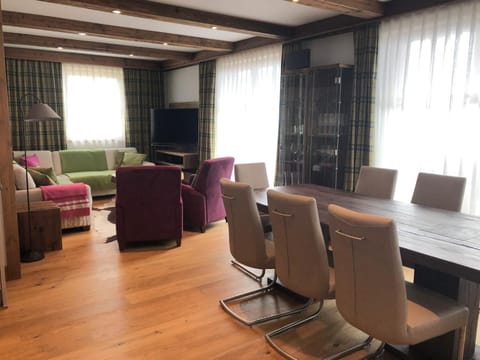 TV and multimedia, Living room, Seating area, Mountain view