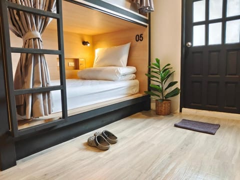 Bedroom, bunk bed
