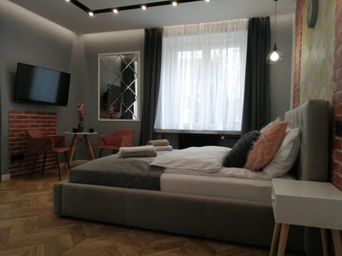 Bed, TV and multimedia, Photo of the whole room, Bedroom
