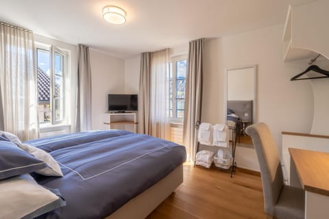 Staff, Bed, TV and multimedia, Photo of the whole room, Seating area, Bedroom, towels