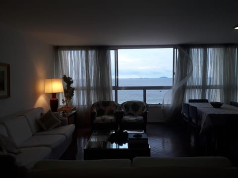 COPACABANA VISTA MAR COBERTURA 2 ANDARES DE FRENTE PARA OS FOGOS DO RÉVEILLON COM 5 QUARTOS, 5 AR-CONDICIONADOS, 6 BANHEIROS e GARAGEM GRATUITA Apartment in Rio de Janeiro