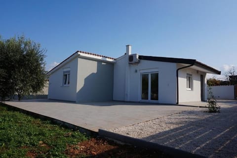 Property building, Patio, Facade/entrance, Balcony/Terrace